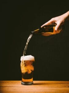 Bier einschenken