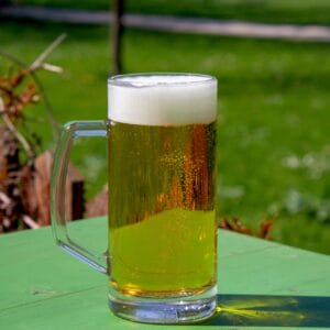 Bier mit Schaum im Glas 