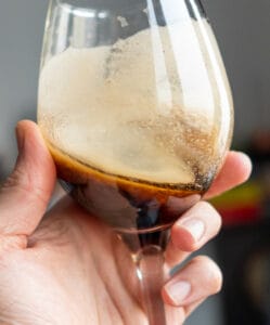 Dunkles Bier im bauchigen Glas