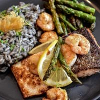 Gegrilltes Lachsfilet mit Scampi