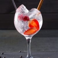 Gin Tonic Rezept mit Himbeeren, Erdbeere und Zimt
