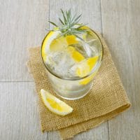 Gin Tonic mit Zitrone und Rosmarin