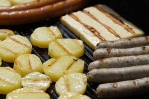 Grill mit Kartoffeln, Grillkäse und Würstchen