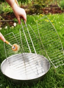 Grill reinigen zum Start in den Frühling