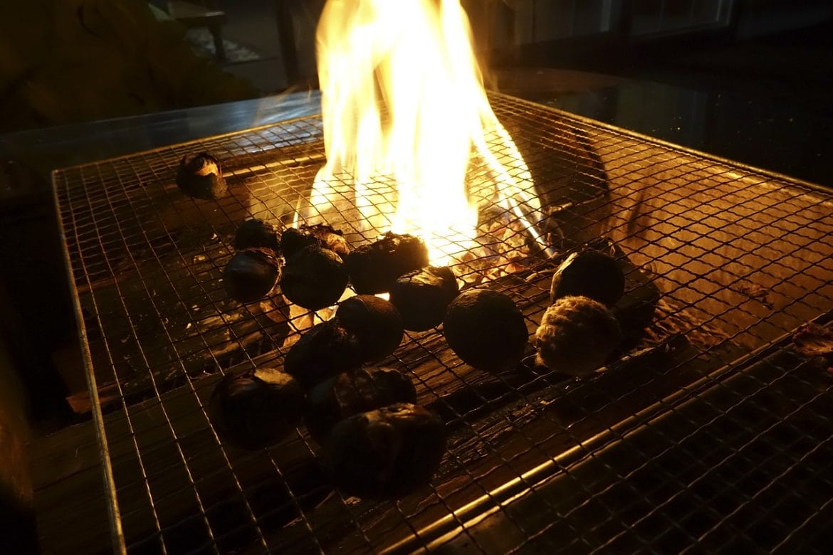 Grillen im Winter bei Dunkelheit