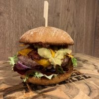 Guacamole Cheeseburger mit Nachos
