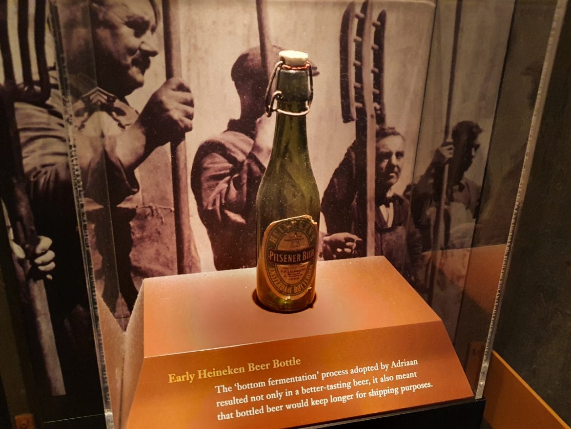 Heineken Experience Ausstellung 2: Frühe Heineken Bierflasche Heineken Experience Ausstellung 2: Frühe Heineken Bierflasche