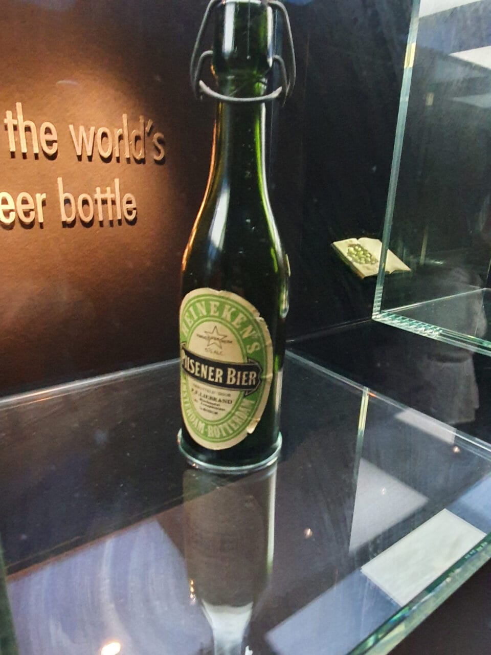 Heineken Experience Ausstellung 21: Alte Bierflasche 1 Heineken Experience Ausstellung 21: Alte Bierflasche 1