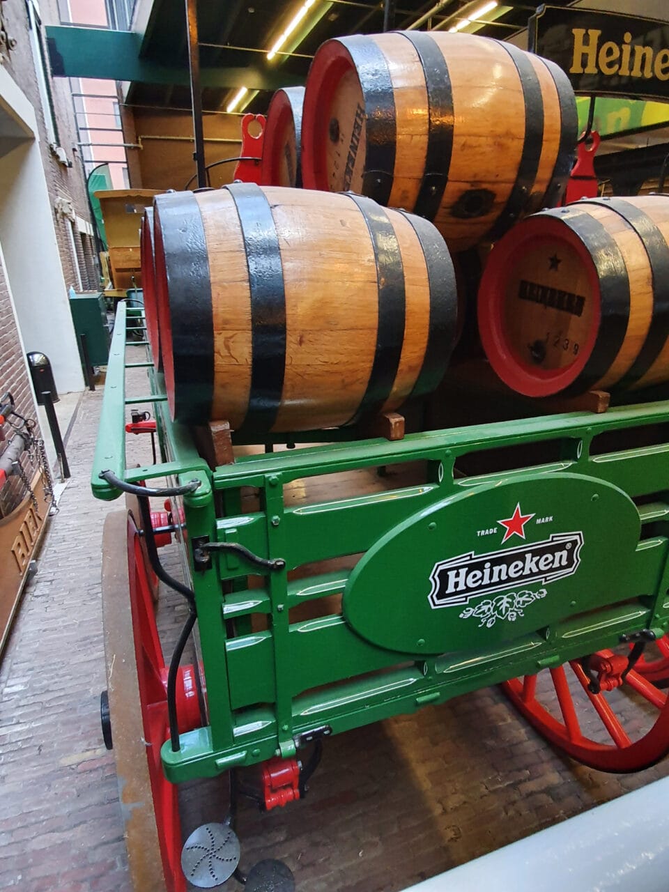 Heineken Experience Ausstellung 29: Kutsche mit Bierfässern 1