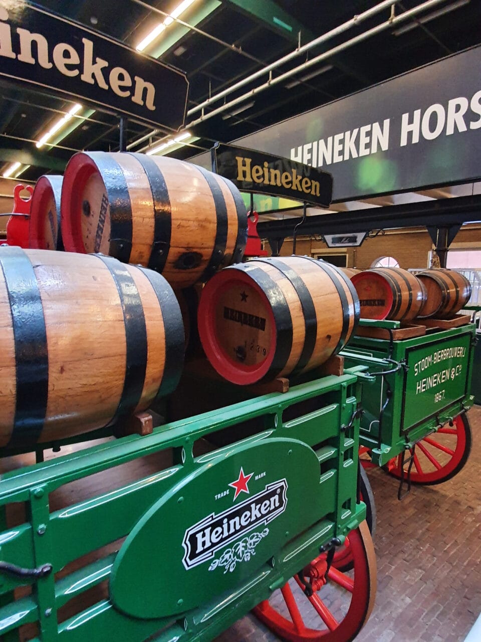 Heineken Experience Ausstellung 30: Kutsche mit Bierfässern 2 Heineken Experience Ausstellung 30: Kutsche mit Bierfässern 2