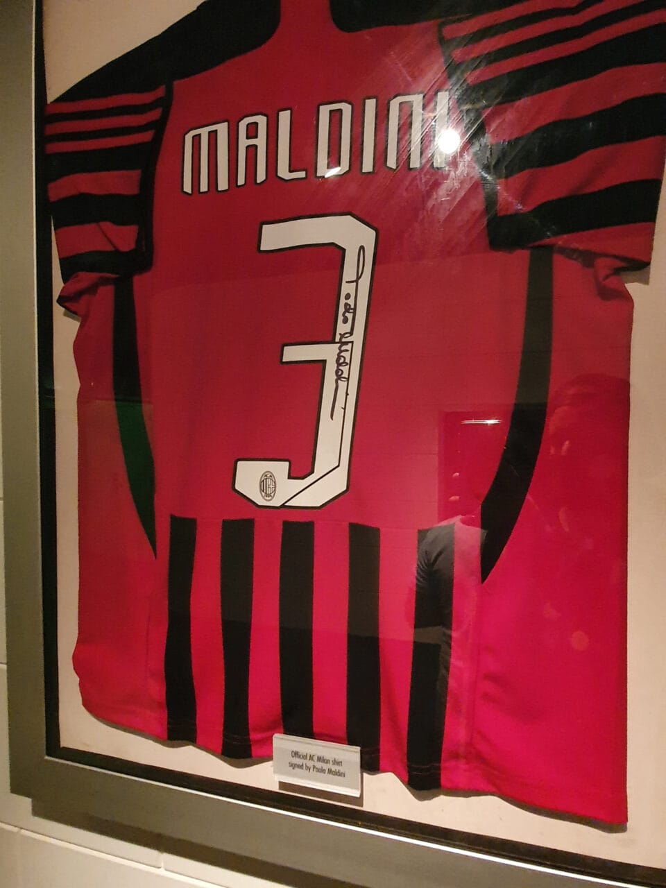 Heineken Experience Ausstellung 33: Trikot AC Mailand mit Unterschrift Maldini Heineken Experience Ausstellung 33: Trikot AC Mailand mit Unterschrift Maldini