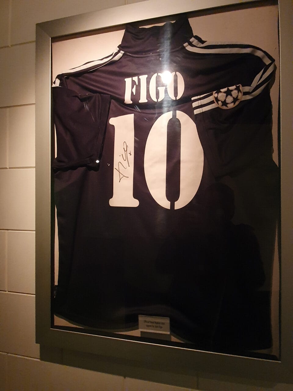 Heineken Experience Ausstellung 34: Trikot Real Madrid mit Unterschrift Figo Heineken Experience Ausstellung 34: Trikot Real Madrid mit Unterschrift Figo