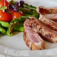 Kalbssteak vom Grill mit grünem Spargel