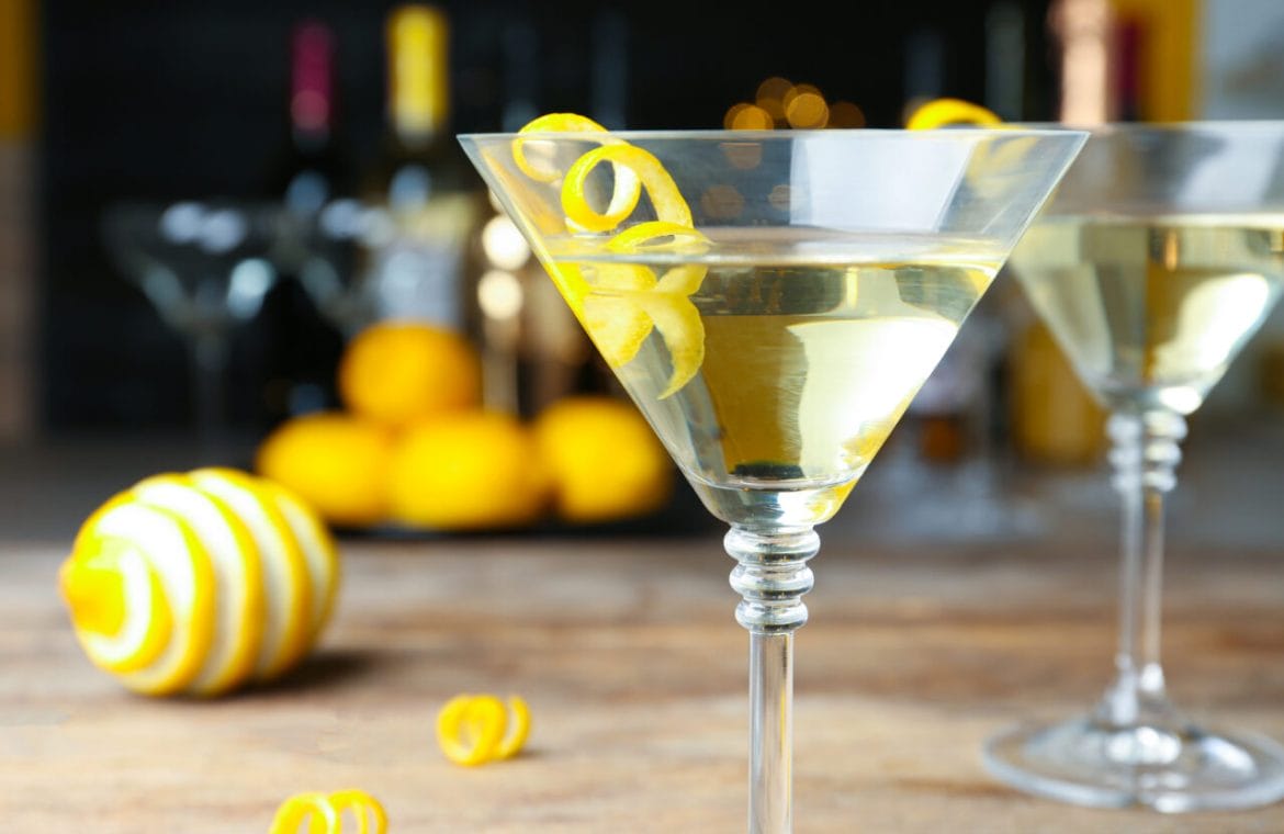 Martini Cocktail mit Zitronenzeste als Deko
