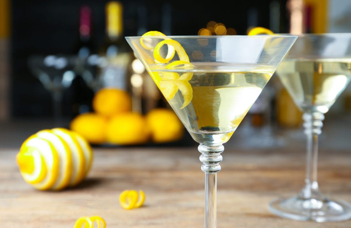Martini Cocktail mit Zitronenzeste als Deko