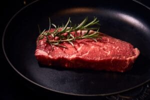 Roastbeef roh mit Rosmarin in Pfanne