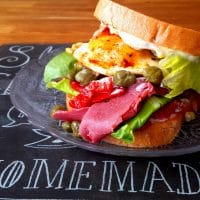 Saftiges Pastrami Sandwich mit Ei