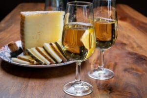 Trockener spanischer Fino-Sherry mit Käseplatte