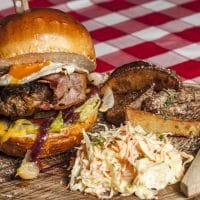 Spiegel Bacon Burger mit Wedges und Cole Slaw
