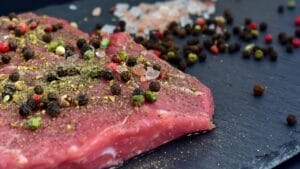 Das Steak schon vor dem Grillen würzen?