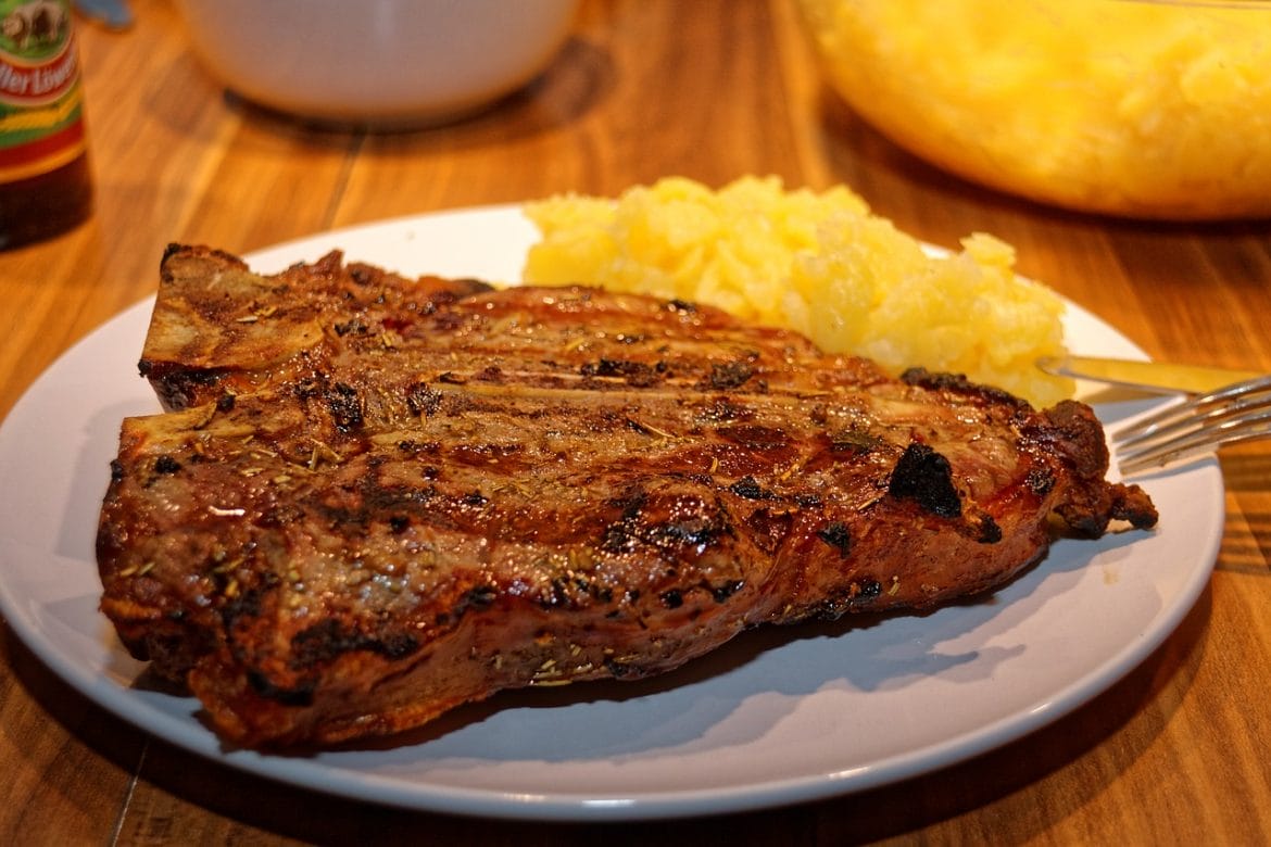 T-Bone Steak angerichtet
