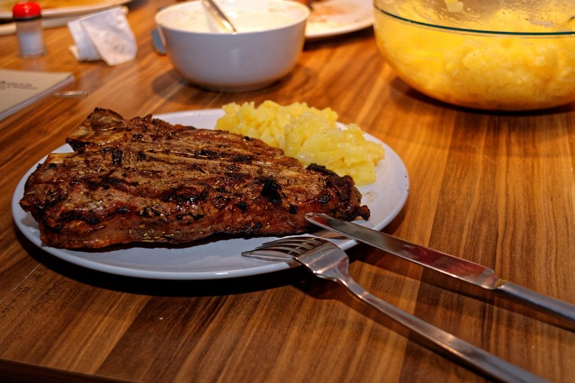 T-Bone Steak mit Kartoffelsalat