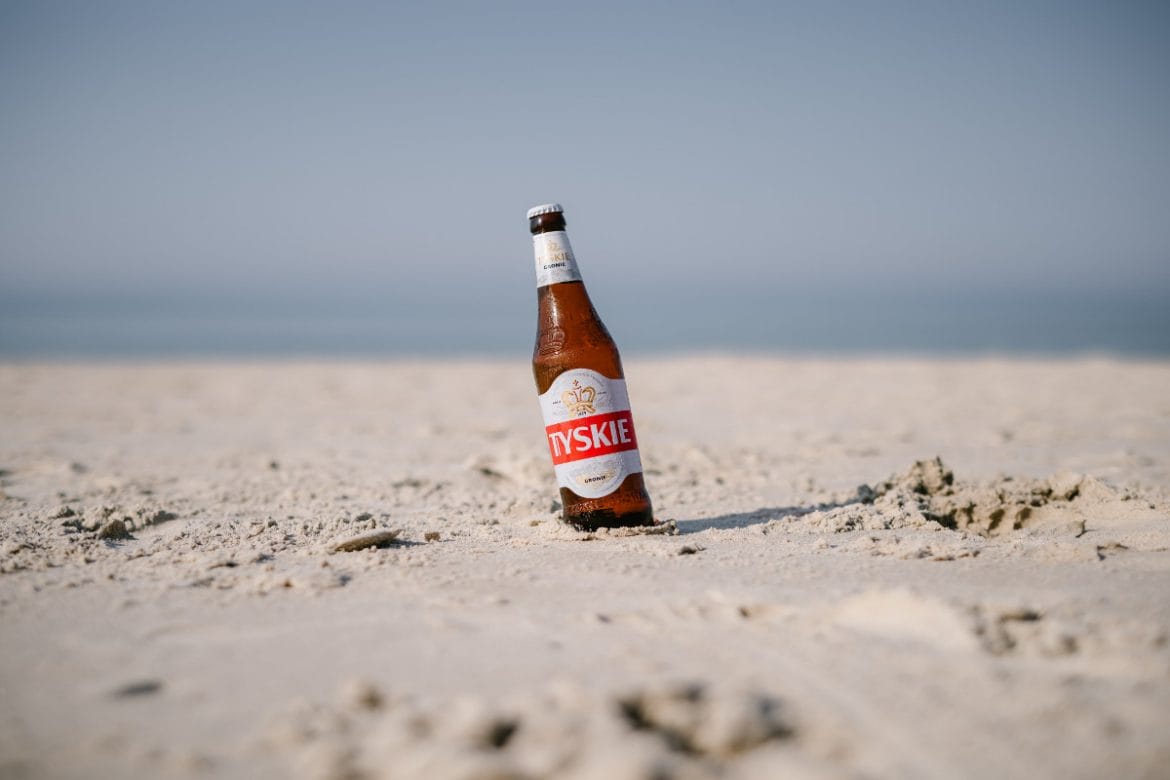 Tyskie Bier am Strand