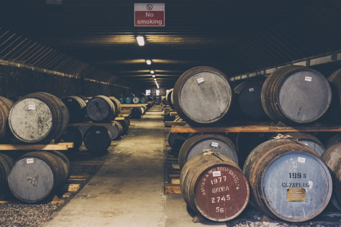 Whisky Fässer: Lagerung in der Brennerei brora in Schottland